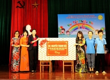 Lãnh đạo tỉnh Thái Nguyên thăm và tặng quà cho trẻ em có hoàn cảnh khó khăn
