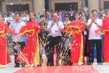 Thủ tướng Nguyễn Xuân Phúc dự và cắt băng lễ xuất hành đoàn xe vải thiều