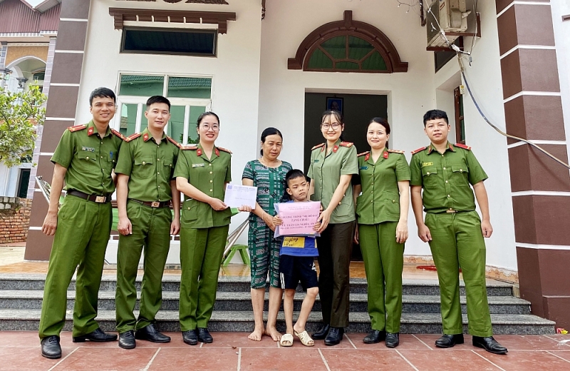Công an Bắc Giang hỗ trợ trẻ em có hoàn cảnh khó khăn