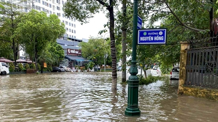 Mưa lớn khiến nhiều tuyến đường ở thành phố Bắc Giang ngập sâu