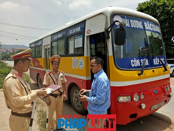 csgt cong an tinh bac giang ra quan thuc hien tong kiem soat phuong tien