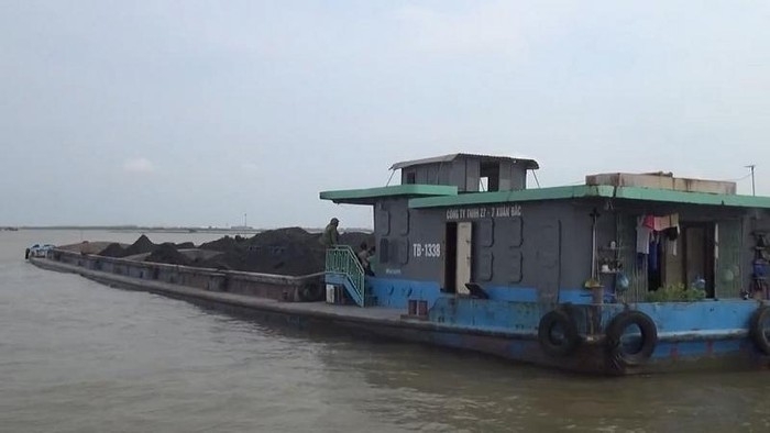 Tạm giữ 1.000 tấn than không rõ nguồn gốc tại vùng biển giáp ranh