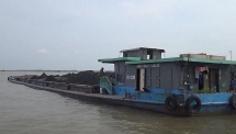 Tạm giữ 1.000 tấn than không rõ nguồn gốc tại vùng biển giáp ranh