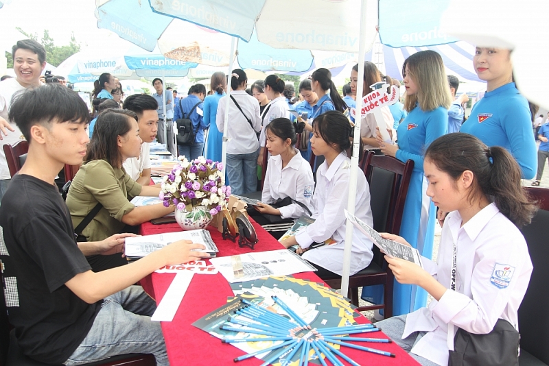 4327 ngay hoi viec lam 2jpg