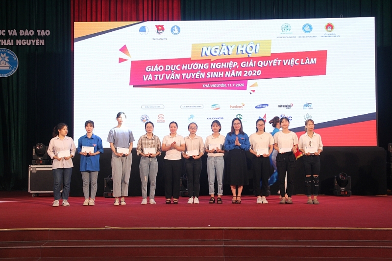 4330 ngay hoi viec lam 3jpg