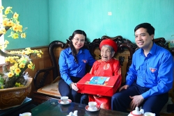 Bí thư Trung ương Đoàn thăm mẹ VNAH và sinh viên tình nguyện tỉnh Bắc Ninh