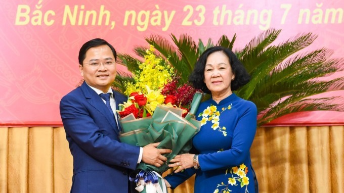 Trưởng ban Tổ chức Trung ương Trương Thị Mai tặng hoa chúc mừng tân Bí thư Tỉnh ủy Bắc Ninh. Ảnh: HP