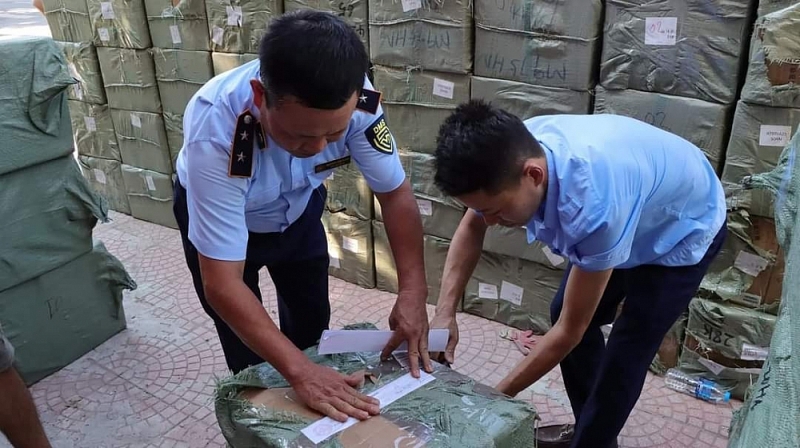 Bắc Ninh: Tạm giữ hơn 20 tấn nước hoa, mỹ phẩm nghi vấn nhập lậu