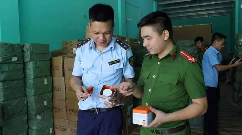 Bắc Ninh: Tạm giữ hơn 20 tấn nước hoa, mỹ phẩm nghi vấn nhập lậu