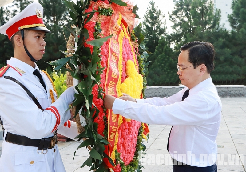 Lãnh đạo tỉnh Bắc Ninh dâng hương tưởng niệm các Anh hùng liệt sĩ