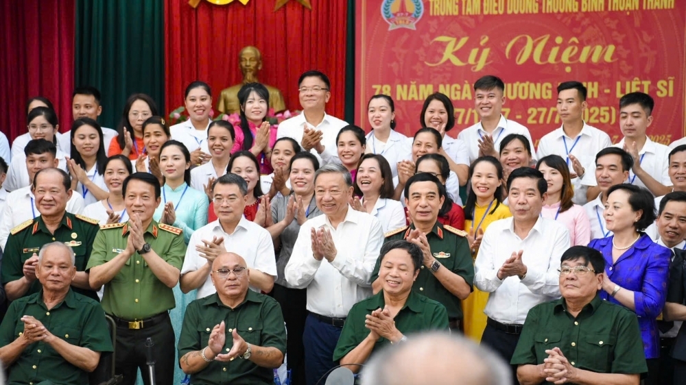 Tổng Bí thư Tô Lâm thăm và tặng quà tại Trung tâm điều dưỡng thương binh Thuận Thành