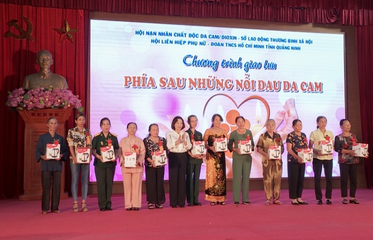 Quảng Ninh: Biểu dương phụ nữ có công nuôi dưỡng nạn nhân chất độc da cam
