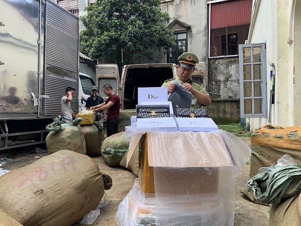 Thu giữ 2.100 sản phẩm mỹ phẩm và 2.700 chiếc bánh ngọt tại Lạng Sơn thu giu 2100 san pham my pham va 2700 chiec banh ngot tai lang son