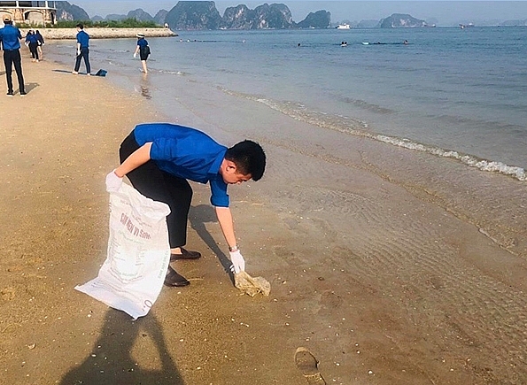 chung tay lam sach bai bien tai tp ha long tinh quang ninh