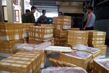 Chặn 800 kg lòng lợn sấy không rõ nguồn gốc trên Quốc lộ 18