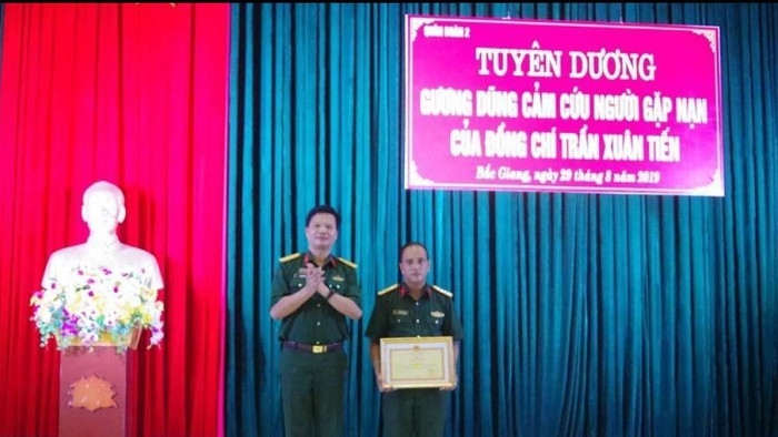 Bắc Giang tuyên dương sỹ quan Quân đoàn 2 cứu người