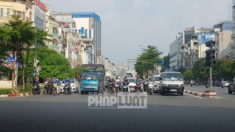 Đường phố đông xe cộ, Hà Nội tăng mức độ kiểm soát