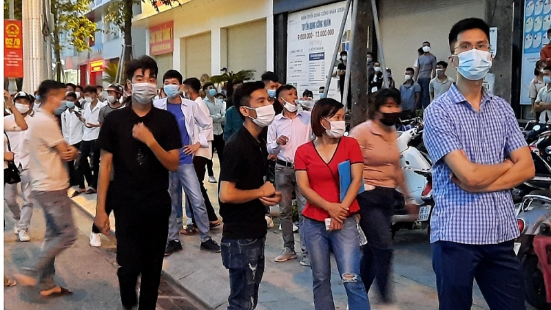 Bắc Giang: Hàng trăm người tụ tập xin việc tại toà nhà Đại Hoàng Sơn