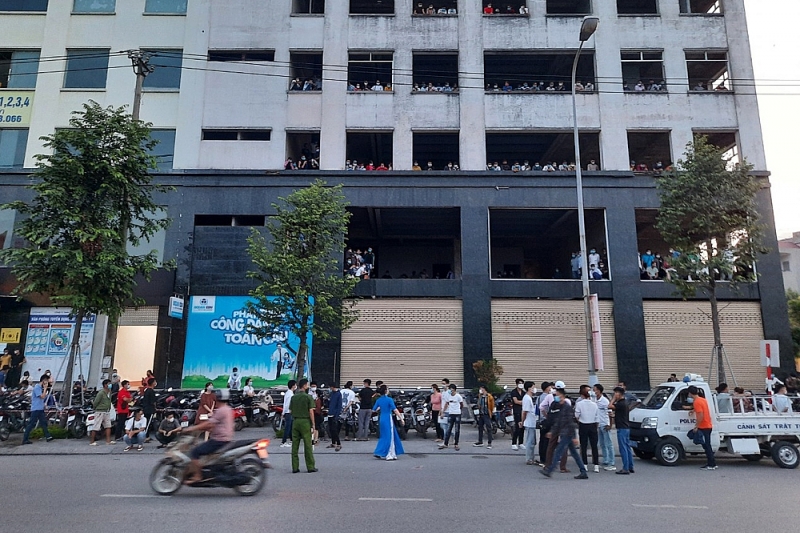 Bắc Giang: Hàng trăm người tụ tập xin việc tại toà nhà Đại Hoàng Sơn