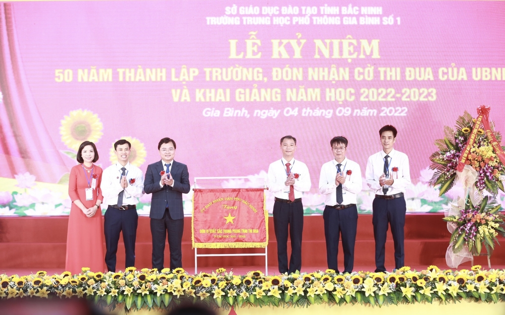 Bí thư Tỉnh uỷ Bắc Ninh dự khai giảng năm học mới tại Trường THPT Gia Bình số 1