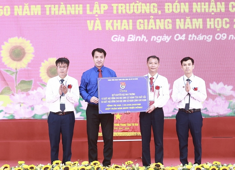 Bí thư Tỉnh uỷ Bắc Ninh dự khai giảng năm học mới tại Trường THPT Gia Bình số 1