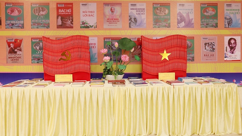 Trưng bày hơn 2.000 sách, báo, tư liệu, hiện vật với chủ đề: “Bác Hồ với Bắc Giang - Bắc Giang với Bác Hồ”