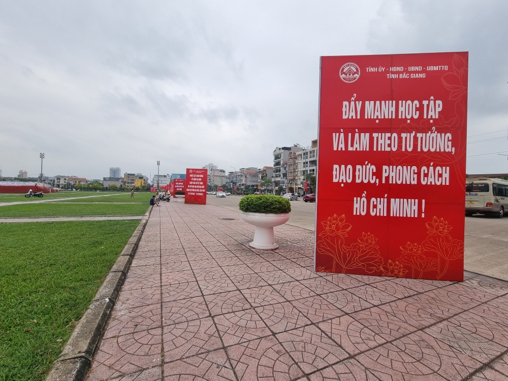 Đường phố Bắc Giang rực rỡ cờ hoa kỷ niệm 60 năm Ngày Bác Hồ về thăm