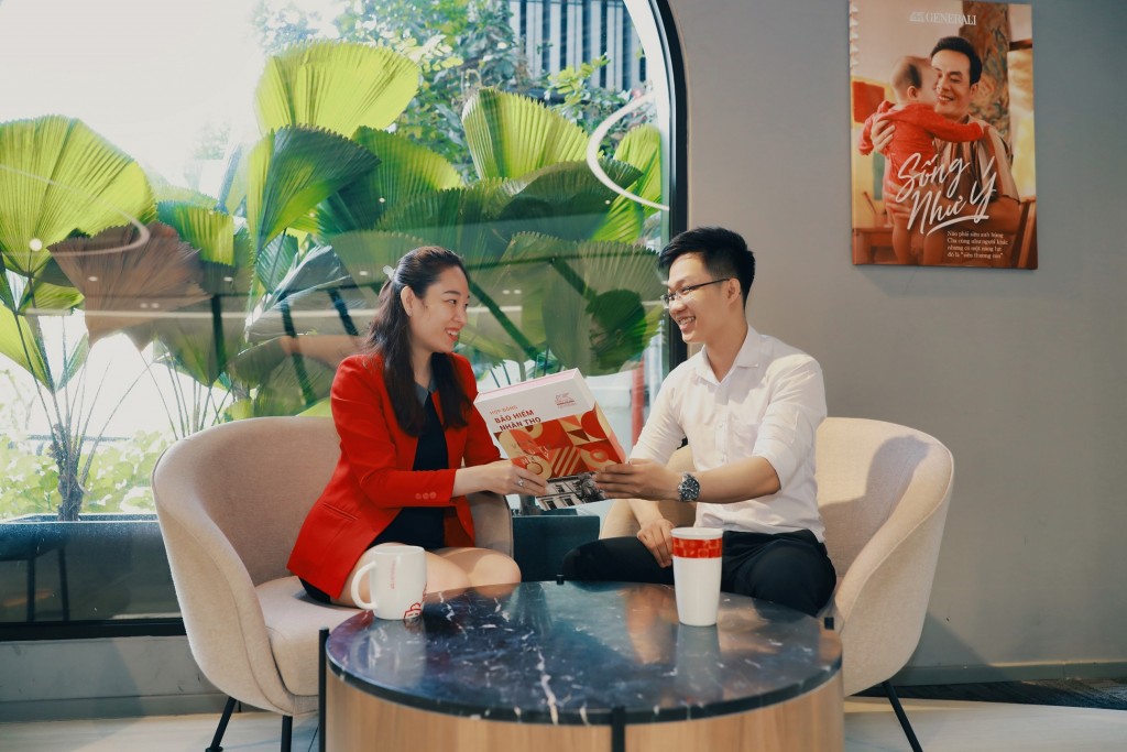 Generali Việt Nam cũng luôn chú trọng đến từng chi tiết nhỏ trong các trải nghiệm của khách hàng, chẳng hạn như bộ hợp đồng bảo hiểm tích hợp giữa điện tử và giấy được đánh giá là rất thông minh, mang lại cảm giác sang trọng, tinh tế và tiện lợi cho khách hàng