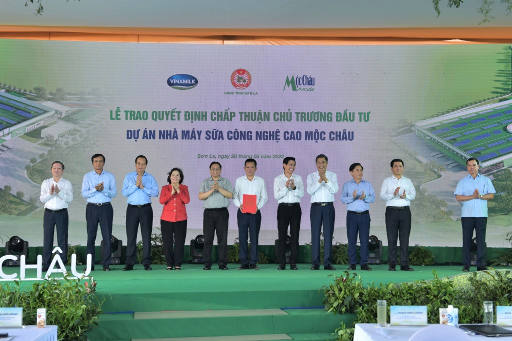 Ông Phạm Hải Nam (đứng giữa) – Tổng Giám đốc Mộc Châu Milk đại diện nhận Quyết định chấp thuận chủ trương đầu tư cho hạng mục “Nhà máy sữa công nghệ cao Mộc Châu” từ lãnh đạo Tỉnh Sơn La