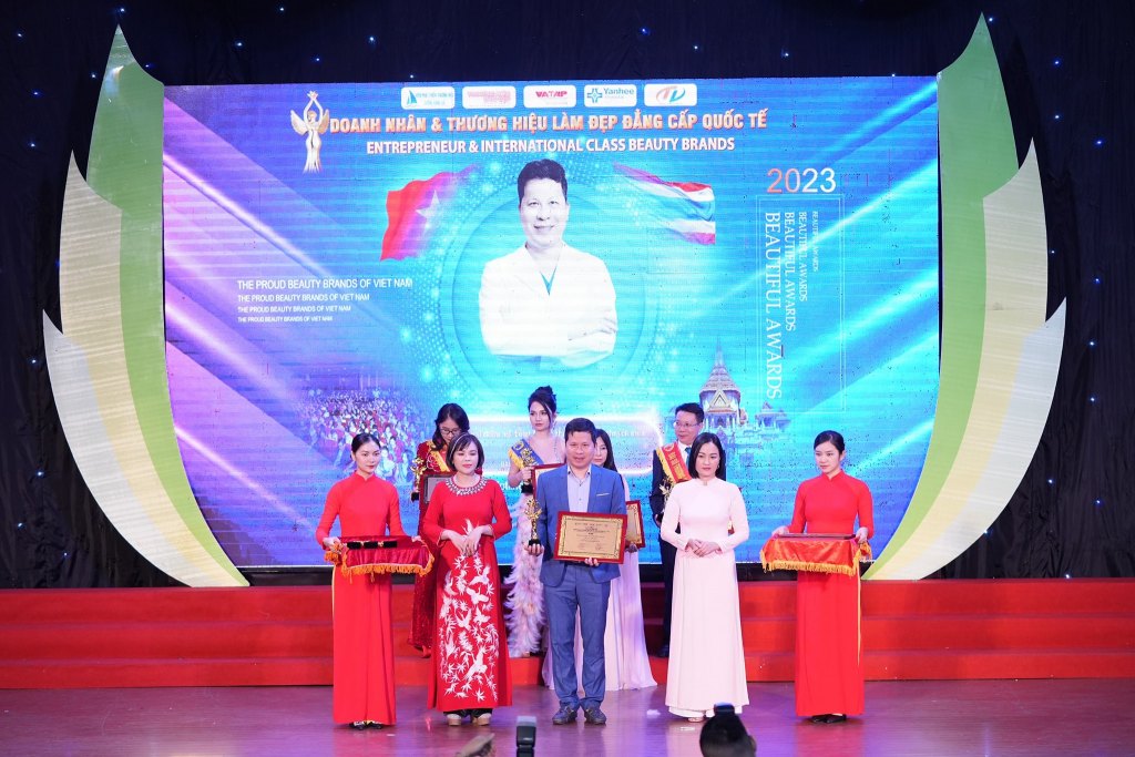 Tiến sĩ thẩm mỹ Tống Hải đại diện Thẩm mỹ Như Hoa nhận vinh danh đại sứ thương hiệu ngành làm đẹp
