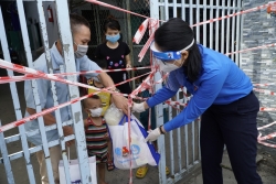 Vinamilk tặng 45.000 phần quà cho người dân khó khăn tại TP HCM, Bình Dương, Đồng Nai