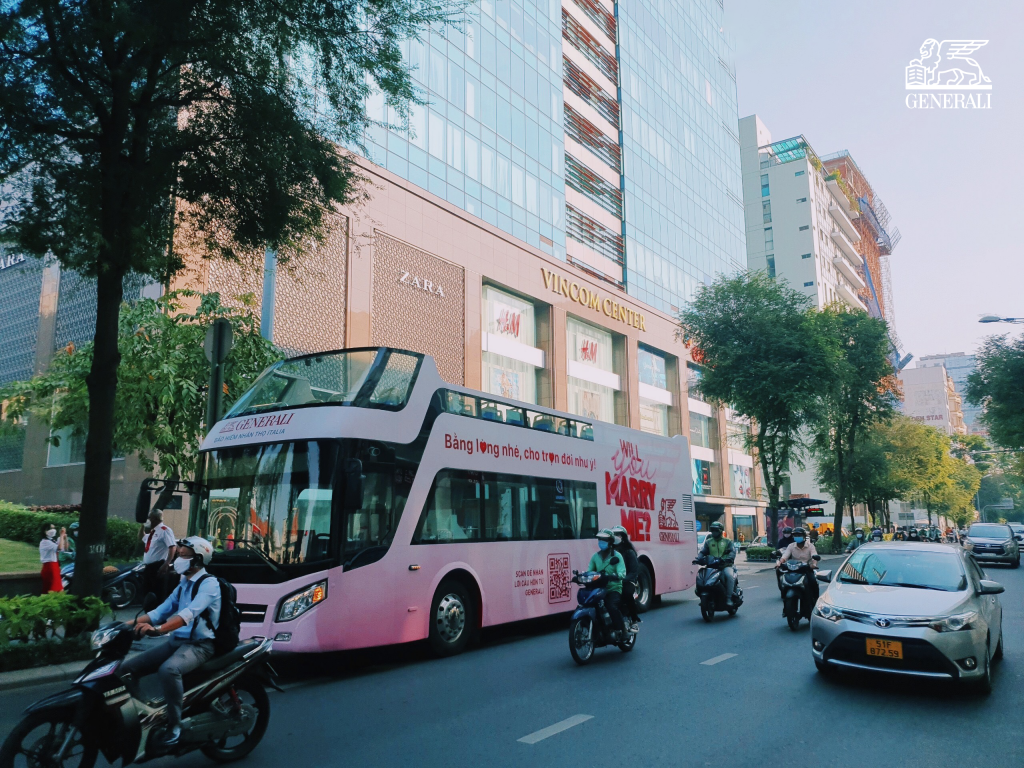 Những chiếc xe buýt “tình yêu” chạy qua hàng chục tuyến phố lớn tại Hà Nội và Tp. HCM, mang đến những thông điệp “gắn bó trọn đời” từ Generali gửi đến đông đảo công chúng và khách hàng