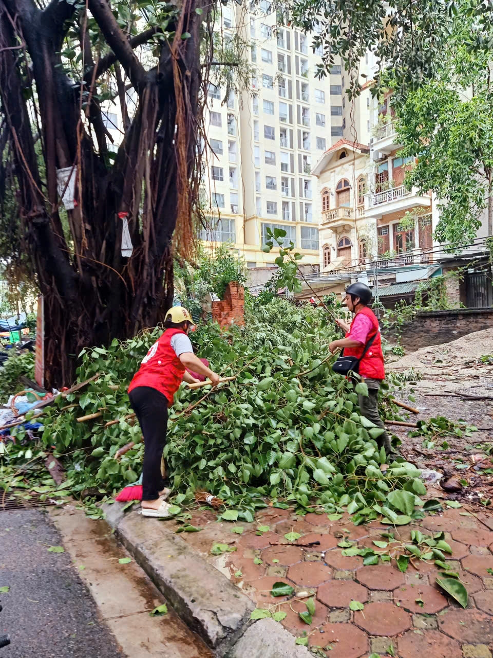 Quận Hoàng Mai: Chủ động từ sớm, nhanh chóng khắc phục hậu quả sau bão