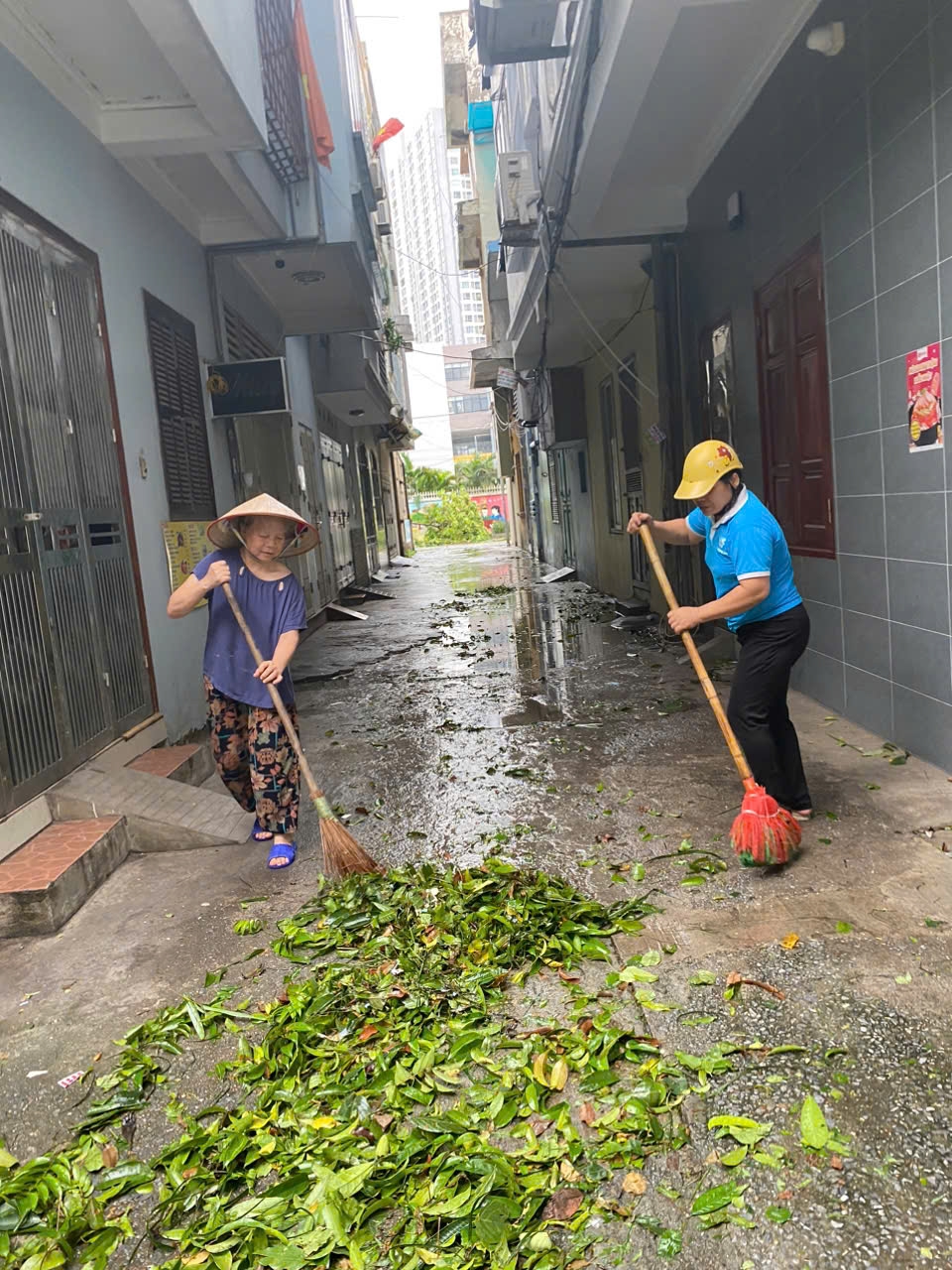 Quận Hoàng Mai: Chủ động từ sớm, nhanh chóng khắc phục hậu quả sau bão