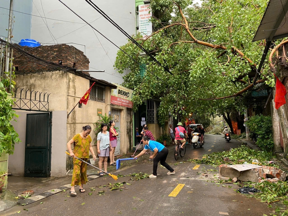 Quận Hoàng Mai: Chủ động từ sớm, nhanh chóng khắc phục hậu quả sau bão