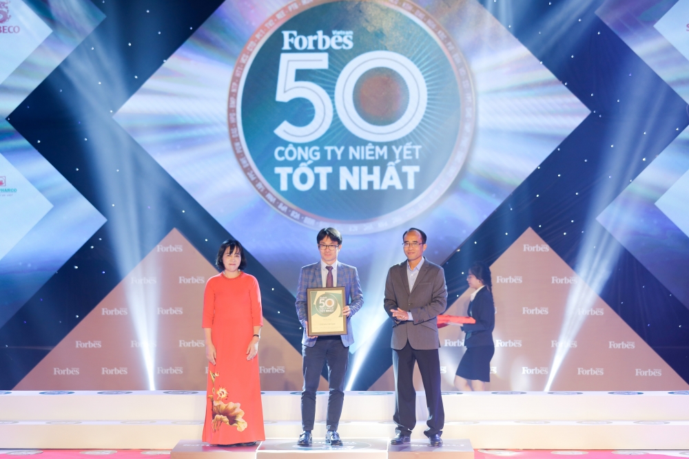 Ông Phan Minh Tiên – Giám đốc Điều hành Marketing của Vinamilk nhận giải thưởng Top 50 Công ty niêm yết xuất sắc năm 2020 do Forbes Việt Nam trao tặng