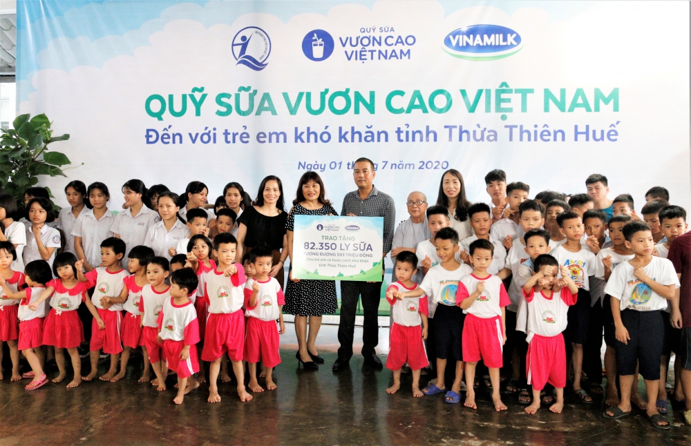 Để tăng cường chăm sóc dinh dưỡng cho trẻ em, chương trình Quỹ sữa Vươn cao Việt Nam và Sữa học đường được Vinamilk tích cực triển khai tại nhiều địa phương cả nước