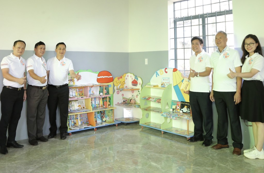 Hình 12: Đại diện từ Generali Việt Nam, Quỹ BTTEVN và chính quyền điạ phương bàn giao thư viện mini cho trường mẫu giáo Phú Lộc, với hàng trăm đầu sách do nhân viên, tư vấn viên Generali quyên góp.