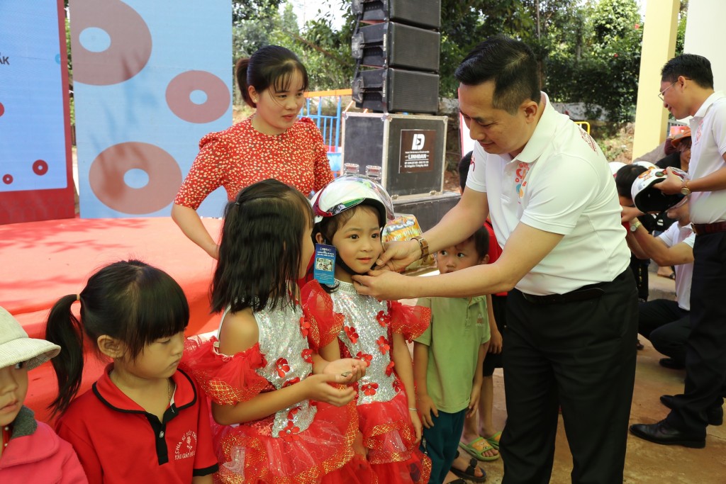 Hình 16: Ông Trần Văn Vàng, Phó TGĐ Generali Việt Nam trao quà cho các em thiếu nhi có hoàn cảnh khó khăn của trường mẫu giáo Phú Lộc.