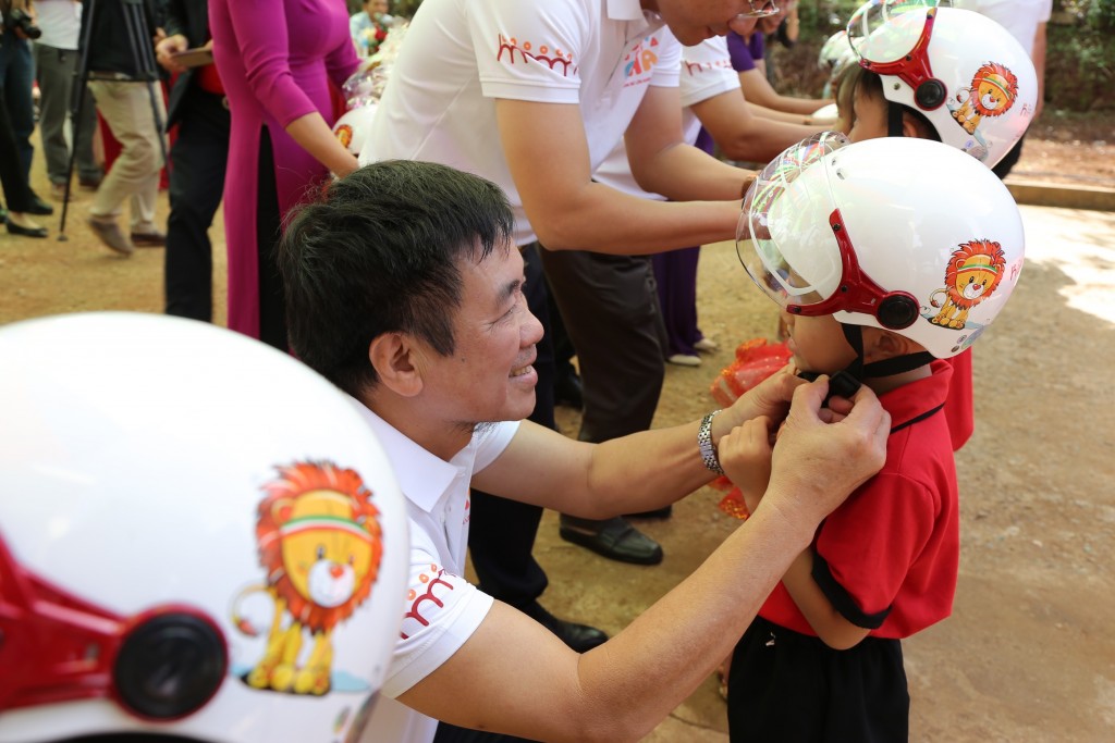 Hình 17: Ông Hoàng Văn Tiến, Giám đốc Quỹ BTTEVN, trao tặng quà hỗ trợ, động viên tinh thần cho các em thiếu nhi khó khăn của trường mẫu giáo Phú Lộc.