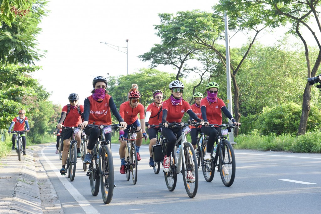 Hình 22: Các lãnh đạo, nhân viên và tư vấn viên của Generali Việt Nam, cùng với đại diện Quỹ BTTEVN, hào hứng tham gia hành trình đạp xe vì cộng đồng nhằm hưởng ứng thử thách gây quỹ toàn cầu “Tiếp bước em đến trường”.