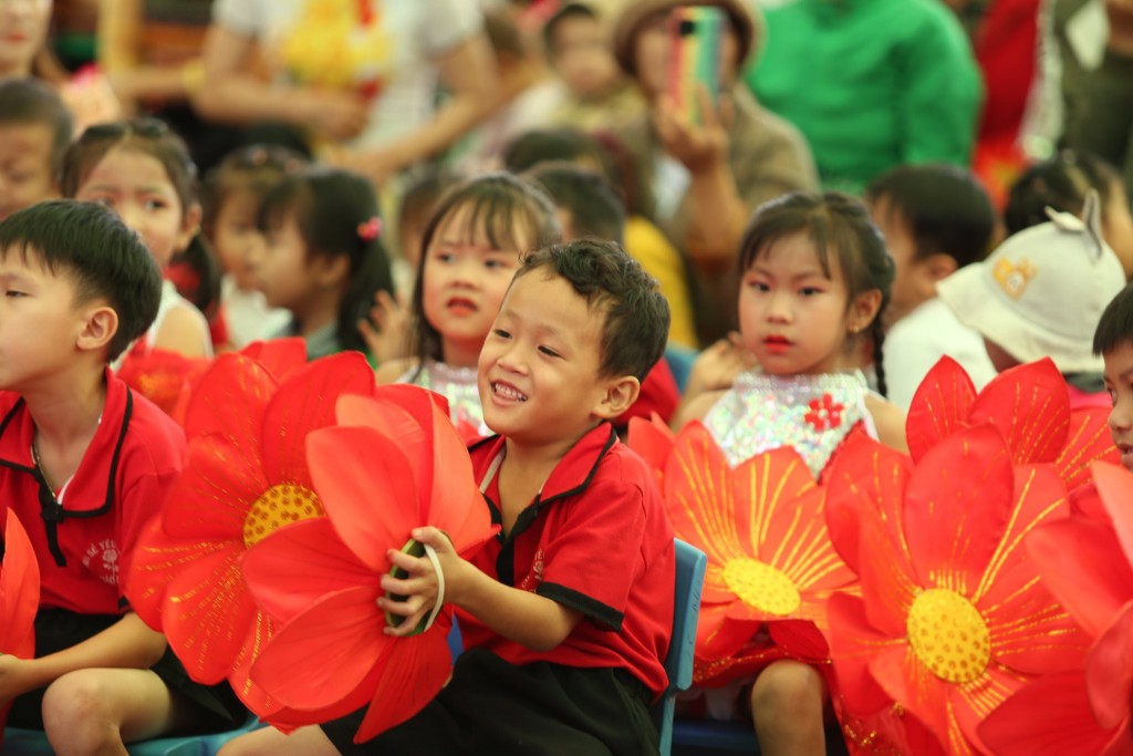 Hình 9: Các em thiếu nhi trường mẫu giáo Phú Lộc hân hoan trong niềm vui đón chào điểm trường mới khang trang.