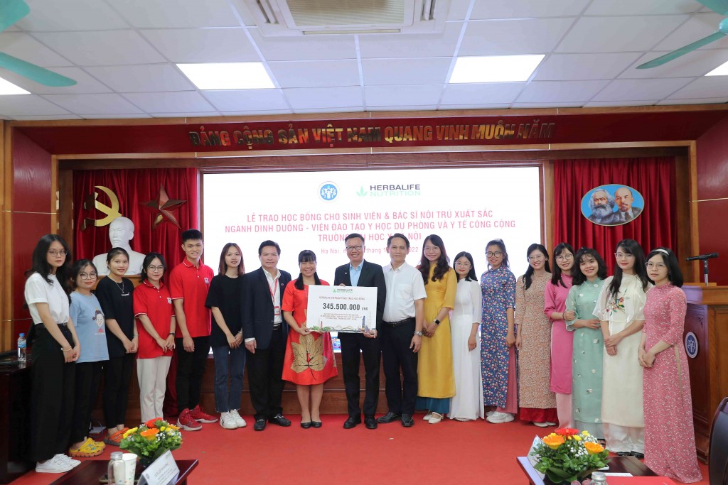 Herbalife Việt Nam trao học bổng cho 20 sinh viên và bác sĩ nội trú xuất sắc ngành Dinh dưỡng - Đại học Y Hà Nội