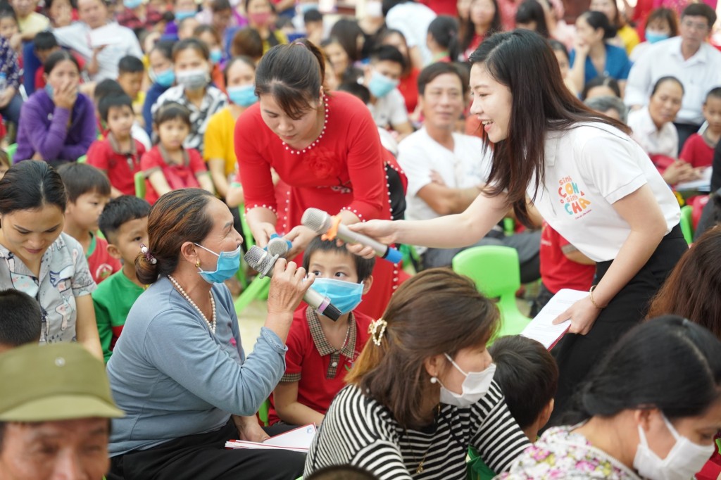 Hình 17: Thúc đẩy sự phát triển của trẻ thơ và hỗ trợ các gia đình là trọng tâm trong định hướng hoạt động cộng đồng của Generali Việt Nam, tiêu biểu là chương trình giáo dục cộng đồng về làm cha mẹ Sinh Con, Sinh Cha.