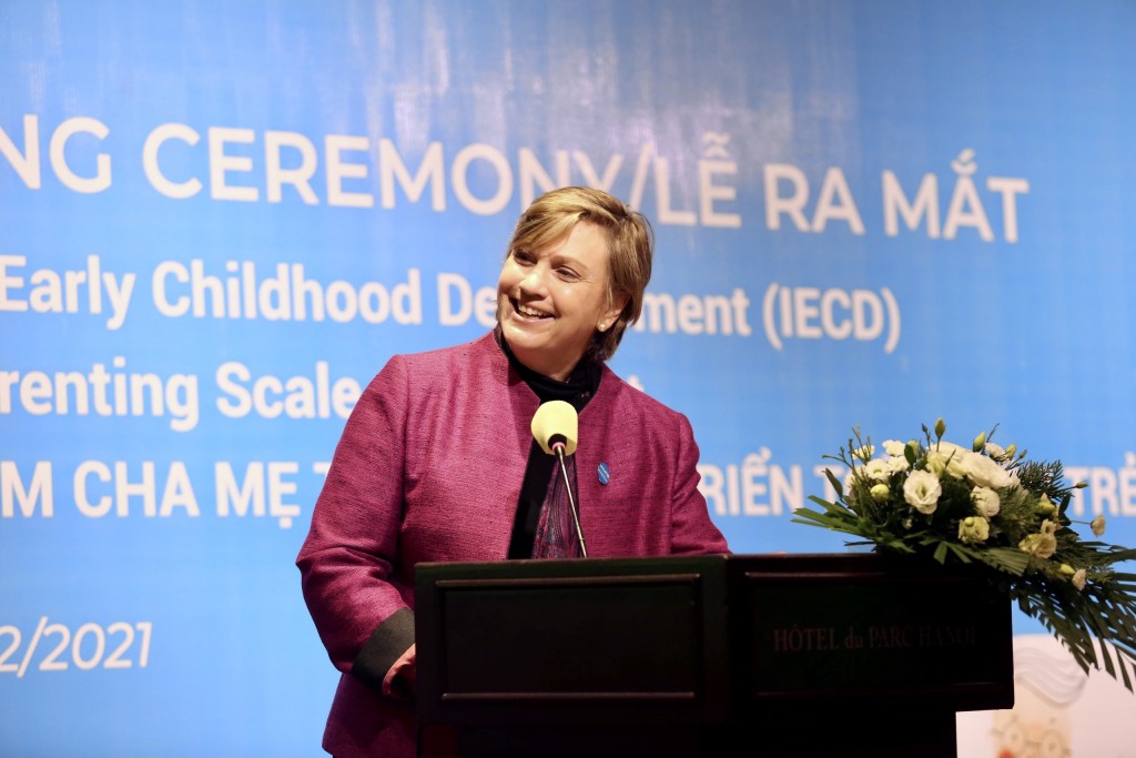 Hình 8: Trưởng Đại diện UNICEF tại Việt Nam bà Rana Flowers đánh giá cao tầm quan trọng của việc phối hợp nguồn lực giữa các tổ chức quốc tế, Chính phủ và khối doanh nghiệp, trong đó có Generali Việt Nam, nhằm phát triển kỹ năng làm cha mẹ cho các phụ huy