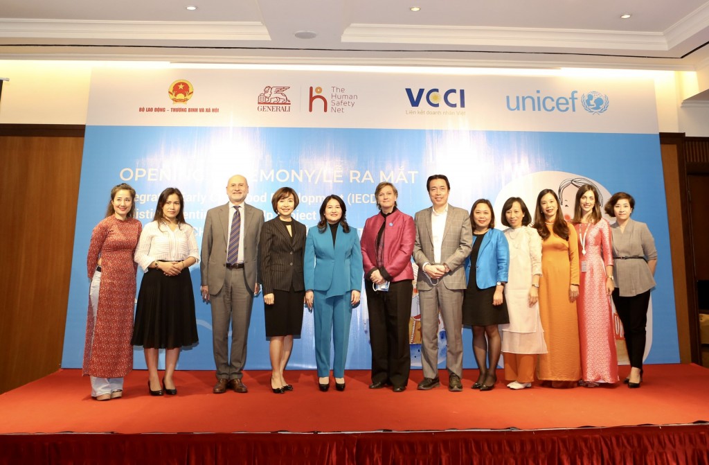 Hình 11: Generali và Tổ chức The Human Safety Net phối hợp cùng UNICEF, Bộ LĐ-TB&amp;amp;XH, Phòng TMCN Việt Nam ra mắt dự án “Làm Cha Mẹ trong Phát triển Toàn diện Trẻ Thơ”.