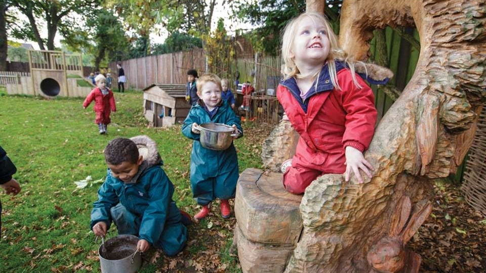 Phụ huynh nên "mở cửa" để con cái tiếp cận gần hơn với thế giới xung quanh