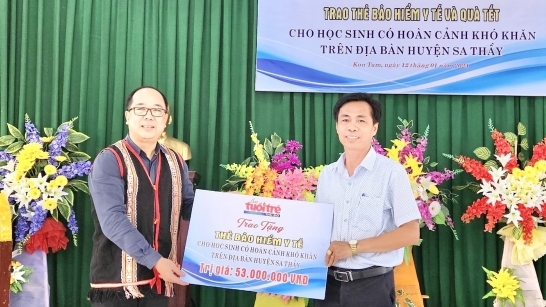 Báo Tuổi trẻ Thủ đô trao quà Tết cho học sinh nghèo tại Kon Tum