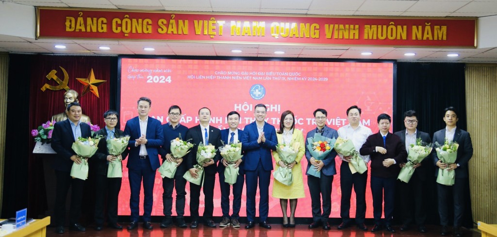 Các đồng chí được kiện toàn vào Ban Chấp hành Hội Thầy thuốc trẻ Việt Nam