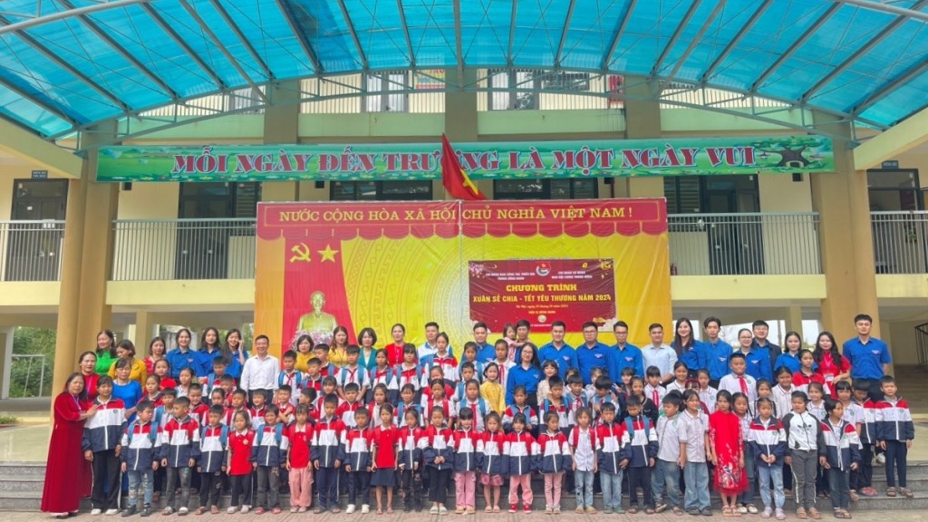 Tết yêu thương đến với học sinh khó khăn huyện Chương Mỹ